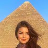 ظهرت في “الشيلة النوبية”.. عارضة أزياء إنجليزية تطل على متابعيها من أهرامات مصر