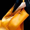 حين يصبح الصندوق هو الفكرة.. حقائب XXL 