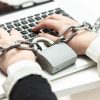القبض على مواطنة نشرت مقطع فيديو احتوى تشهيراً وعبارات مسيئة