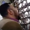 يلعقون المراقد.. إيرانيون يستفزون العالم بمقاطع فيديو مقززة