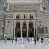 تعليق التواجد والصلاة في ساحات الحرمين الشريفين