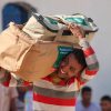 مركز الملك سلمان يواصل توزيع المساعدات للمتضررين من سيول عدن