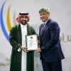 رئيس الاتحاد الآسيوي للمصارعة يقدم جائزة التميز لرئيس الاتحاد السعودي