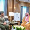 أشاد بجهودها في تنظيم إجراءات دخول ومغادرة الحجاج.. أمير منطقة الحدود الشمالية يستقبل مدير عام مديرية الجوازات