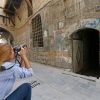شابة تصوّر منازل دمشقية تقليدية لتوثيق هويتها وهندستها