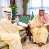 أمير الرياض يستقبل المدير التنفيذي السابق لجمعية ابن باز للتنمية الأسرية